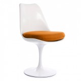 Chaise tulipe blanc avec coussin orange inspiré Saarinen